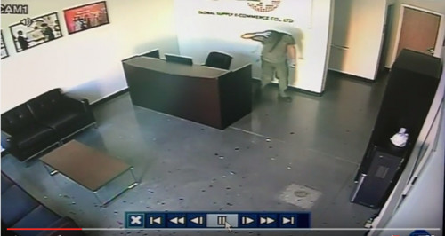 工業(yè)市華人商家拍攝到盜賊偷竊全過程。(美國《世界日報》)