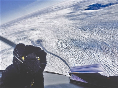 在格陵蘭島、冰島飛行中