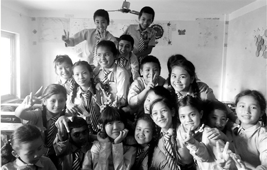 單憶佳和學(xué)生合影