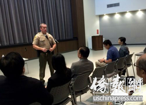 工業(yè)市警局舉辦安全講座。(美國《僑報》/夏嘉