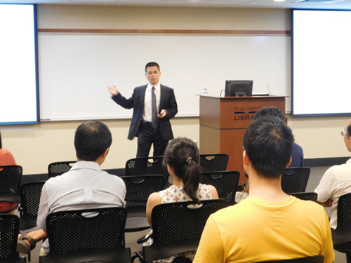 程燦東介紹在美投資之道。(美國《世界日報》/王明心