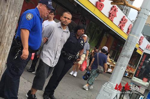 109分局社區(qū)聯(lián)絡(luò)官Kevin將西裔盜竊疑犯拘捕。(美國《僑報》)