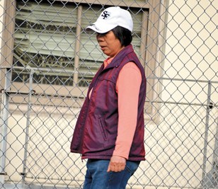 金光黨騙徒專找獨(dú)行的華裔中老年婦人。(美國《世界日報(bào)》/李秀蘭