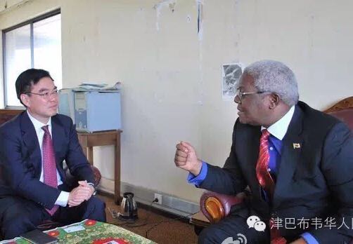 8月12日,駐津巴布韋大使黃屏緊急約見津巴布韋內(nèi)政部長喬姆波。(津巴布韋華人網(wǎng))