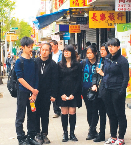 朋友們送一名自殺身亡的少年最后一程。(美國《僑報(bào)》/崔國萁