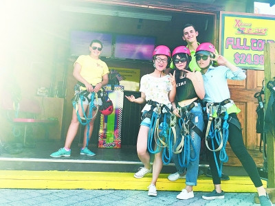 吳柬(前排中間)在美國(guó)。