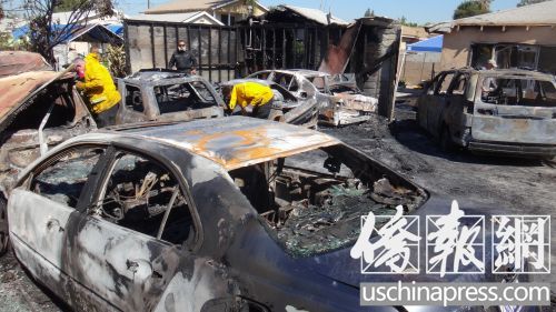 杰克遜大街居民區(qū)消防人員正在燒毀的車輛中尋找縱火犯留下的蛛絲馬跡。(美國(guó)《僑報(bào)》/高睿