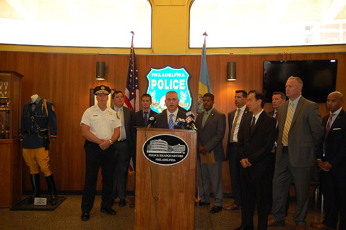 費(fèi)城市警察局西南區(qū)刑事偵查隊(duì)指揮官史密斯(Jason