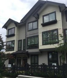 李靜在蘭利購(gòu)置的鎮(zhèn)屋。(加拿大《星島日?qǐng)?bào)》)