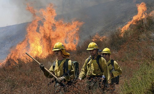 消防員在圣伯納汀諾縣北郊的Cajon