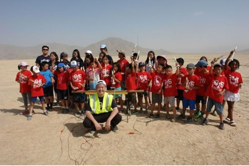 由華裔高中生傅亦聰(前坐者)成立的非營利“小小工程師在行動”組織今夏推出科技夏令營,圖為他與參與的志工青年及小學生合照。(美國《世界日報》)