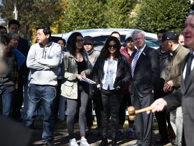 拍賣現(xiàn)場中國買家眾多(《每日電訊報》圖片)