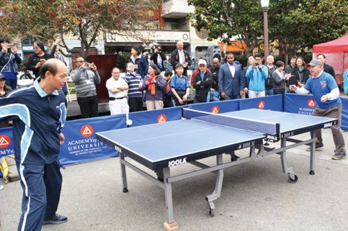 羅林泉(左)和李孟賢切磋球技。(美國《世界日報》/王湛