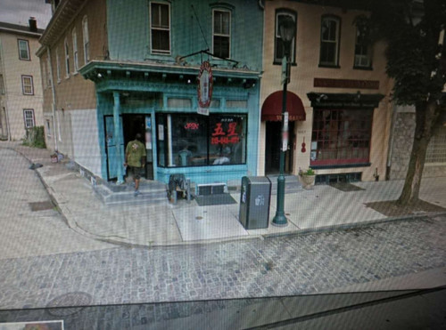 費(fèi)城西北“五星”外賣店深夜遭持槍歹徒闖入。(美國(guó)《世界日?qǐng)?bào)》)