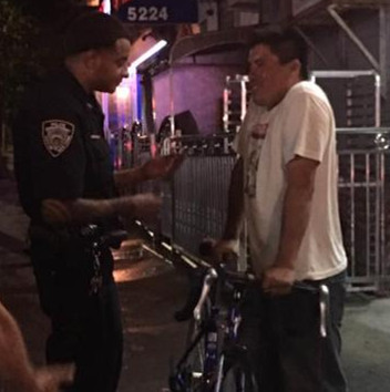 碰瓷的西裔男子在接受警方調(diào)查。