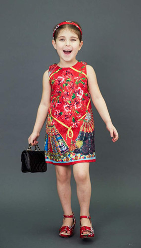 小小年紀(jì)的凱拉已經(jīng)成為許多歐美品牌的童裝模特寵兒。(美國《世界日報》)