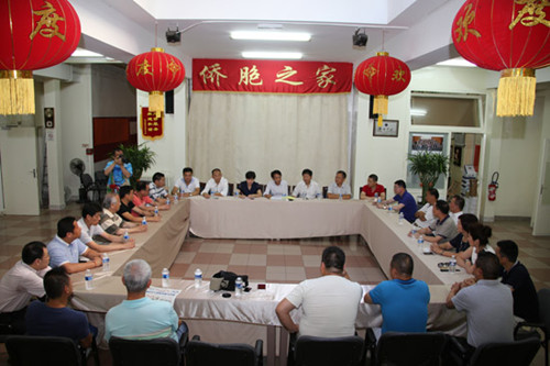 圖為游行籌備會(huì)一角。(法國《歐洲時(shí)報(bào)》/黃冠杰