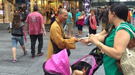 一名假和尚在紐約時報廣場行乞