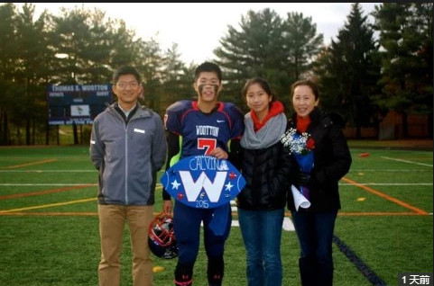 李保羅與兒子及家人。(美國(guó)中文網(wǎng))