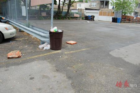 紐約市民眾因住所或商店門前的人行道有廢紙或刮來的垃圾而遭到市清潔局開罰單幾乎是家常便飯。(美國《僑報》)