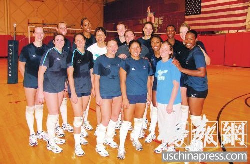 郎平與她當(dāng)年執(zhí)教的美國女排隊員合影。(僑報記者邱晨攝)