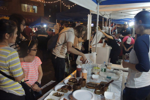 夜市是許多華人移民的共同回憶,在紐約被復(fù)制。(美國《世界日報》檔案照)