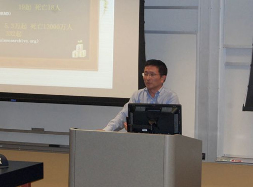 房振群講解在美留學(xué)可能碰到的安全風(fēng)險(xiǎn)及規(guī)避方式。(美國(guó)《世界日?qǐng)?bào)》/陳開