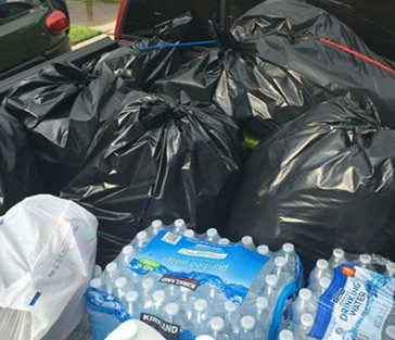 金麗的團(tuán)隊(duì)準(zhǔn)備運(yùn)往災(zāi)區(qū)的救濟(jì)品。(美國(guó)《世界日?qǐng)?bào)》)