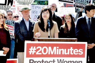 范妮妮于2日在抗議特納出獄現(xiàn)場發(fā)表演說。(美國《世界日報》/林亞歆