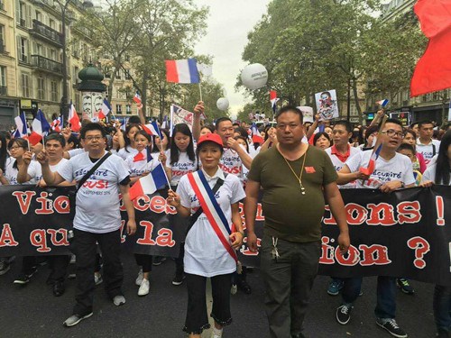 曹華欽(右一)走在游行隊(duì)伍前面