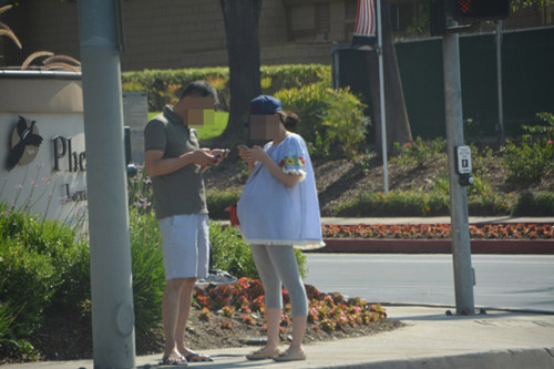 羅蘭岡孔雀園外出的待產(chǎn)孕婦。(美國《世界日報》/啟鉻