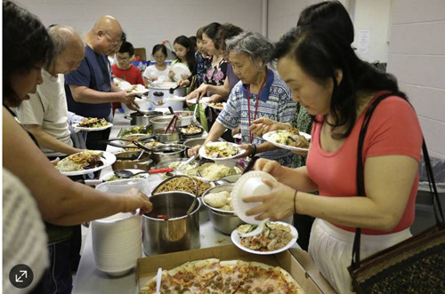 康州Norwich參加教堂活動的中國移民。(美國中文網(wǎng)援引美聯(lián)社圖片)