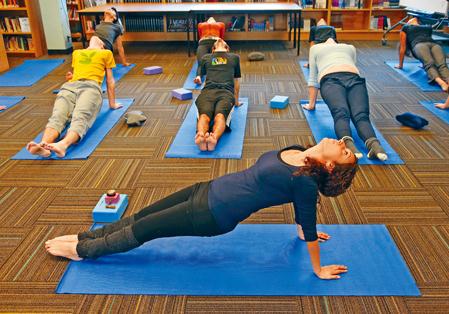 有輔導(dǎo)機(jī)構(gòu)指出,社會(huì)上下應(yīng)合作應(yīng)對(duì)在年輕人最需要幫助的時(shí)候伸出援手。(加拿大《星島日?qǐng)?bào)》資料圖片)