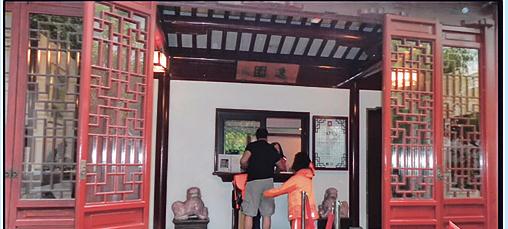 圖中可見兩頭石獅子原本擺放的位置。(加拿大《星島日報》)