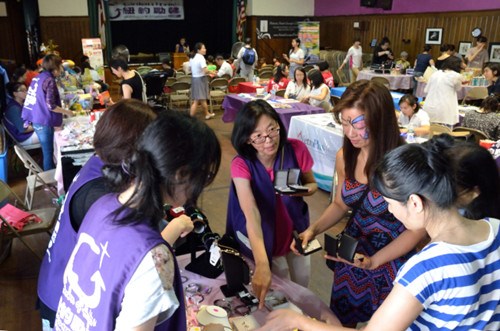 紐約勵馨10日舉辦游園會義賣。(美國《世界日報》/朱澤人