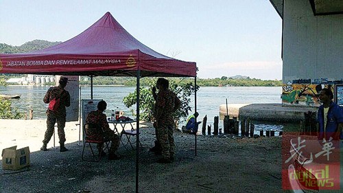 搜救隊(duì)在東姑拜濃大橋架設(shè)臨時搜尋中心。(馬來西亞《光華日報(bào)》)