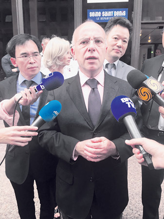 法國(guó)內(nèi)政部長(zhǎng)座談會(huì)后接受媒體采訪。(法國(guó)《歐洲時(shí)報(bào)》/孔帆