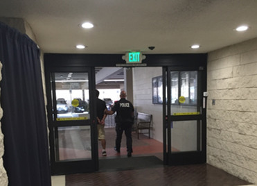 華裔阿亮因數(shù)月前的一張交通違規(guī)罰單被戴銬押至警局,得不償失。(美國《世界日報》/高梓原