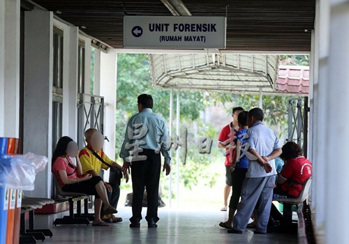 逝世女嬰的家屬趕到古來醫(yī)院太平間辦理手續(xù)。(馬來西亞《星洲日報》)