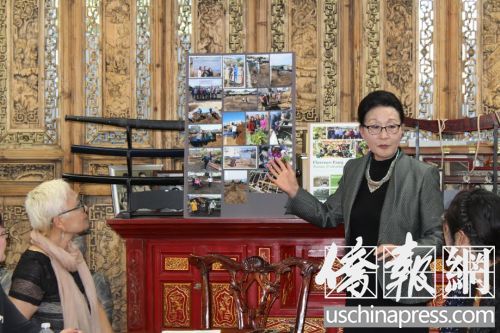 方李邦琴(右二)介紹方李邦琴亞裔社區(qū)花園。(美國《僑報》/張苗