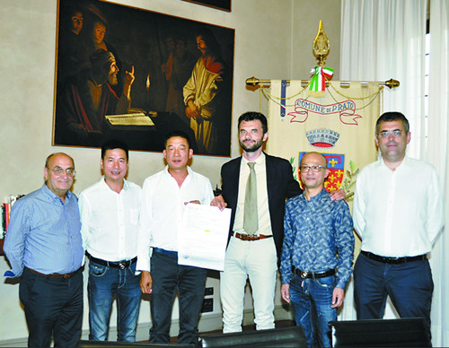 中意雙方代表合影留念。