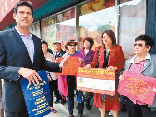 舊金山市議員候選人歐希(左一)與馬世云(右二)及陳美玲(右一)一致支持由亞裔項目小組偵查金光黨騙案。(美國《世界日報》/李秀蘭