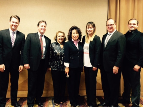 共和黨圣蓋博谷林肯俱樂(lè)部16日為共和黨五位候選人站臺(tái)。(美國(guó)《世界日?qǐng)?bào)》/楊青