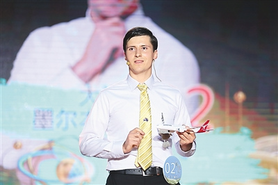 圖為馬慈潭在漢語(yǔ)橋比賽中