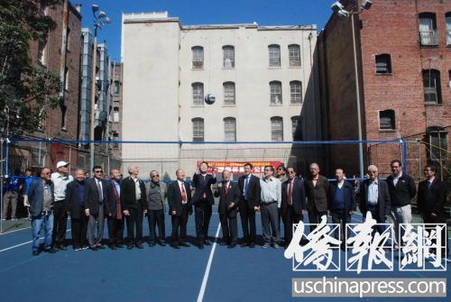 舊金山總領(lǐng)館副總領(lǐng)事查立友為十一國(guó)慶排球賽開(kāi)球。(美國(guó)《僑報(bào)》/吳卓明