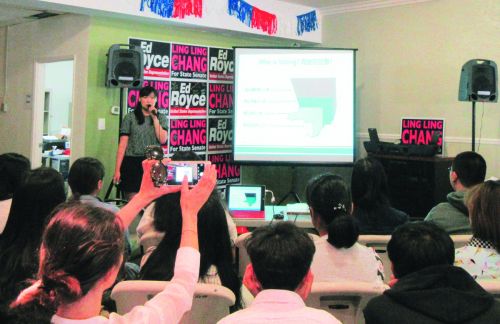 義工們學(xué)習(xí)如何掃街拜票。(美國(guó)《僑報(bào)》)