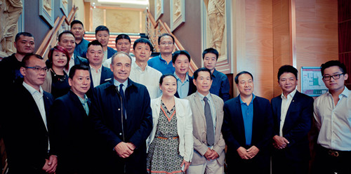 科佩與華人代表合影。(法國《歐洲時(shí)報(bào)》/孔帆