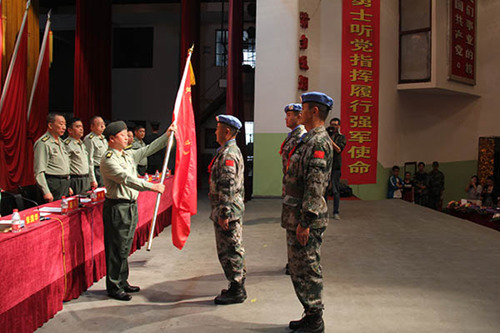 西寧聯(lián)勤保障中心政委高汛向第二十批赴剛果(金)國(guó)際維和醫(yī)療分隊(duì)授旗