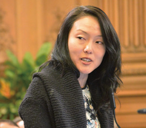 與白蘭感情深厚的市議員金貞妍含淚憶述白蘭生前往事,并宣布將提案將中央地鐵華埠車站以白蘭命名。(美國《世界日報(bào)》/李秀蘭