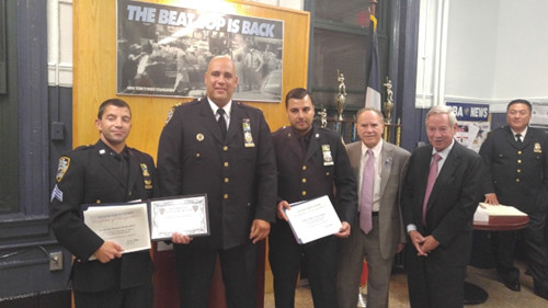 兩名英勇警員被眾人嘉許。(美國《世界日報》/王靖雯